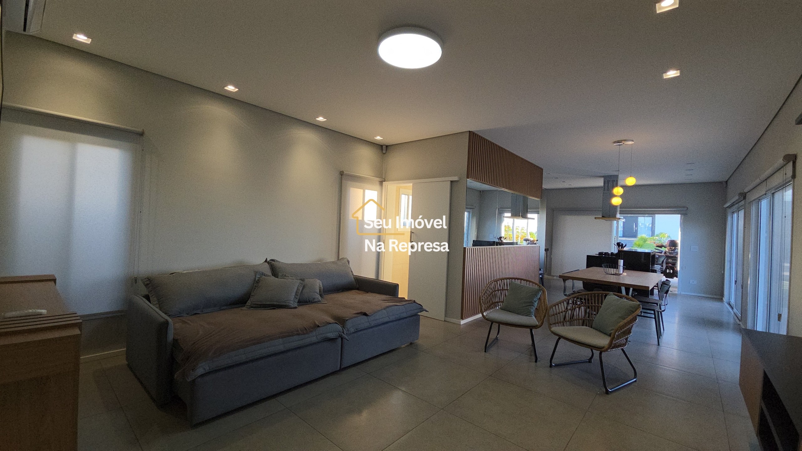 A casa dos sonhos para viver a poucos passos da represa — moderna, completa e em localização privilegiada