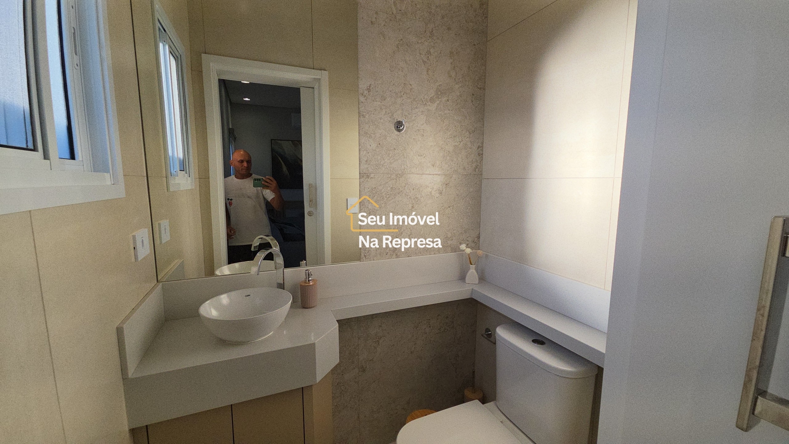 A casa dos sonhos para viver a poucos passos da represa — moderna, completa e em localização privilegiada