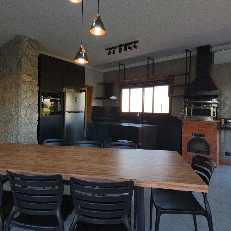 Uma casa de esquina moderna, com vista para a represa e potencial de expansão no Riviera de Santa Cristina XII
