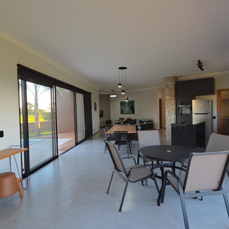 Uma casa de esquina moderna, com vista para a represa e potencial de expansão no Riviera de Santa Cristina XII