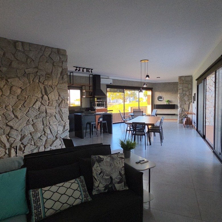 Uma casa de esquina moderna, com vista para a represa e potencial de expansão no Riviera de Santa Cristina XII