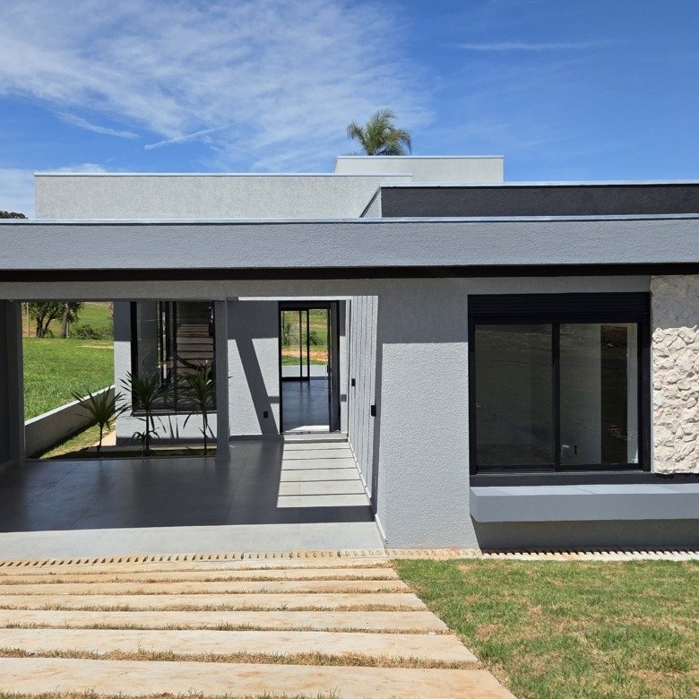 A casa perfeita para quem quer viver entre os melhores pontos do Riviera XIII — conforto, localização e lazer em um só lugar